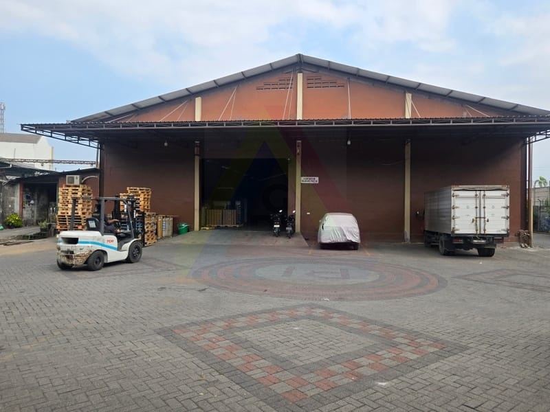 Area Depan Gudang dan Bongkar Muat